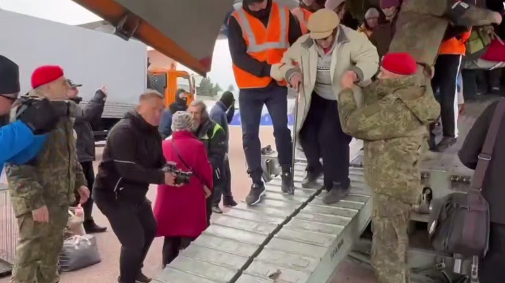 Евакуйовані з Олешок приземлилися в Білорусі й за кілька годин будуть на території України, - Арахамія Евакуйовані з Олешок приземлилися в Білорусі й за кілька годин будуть на території України, - Арахамія